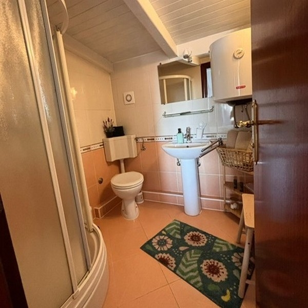 Salle de bains avec douche