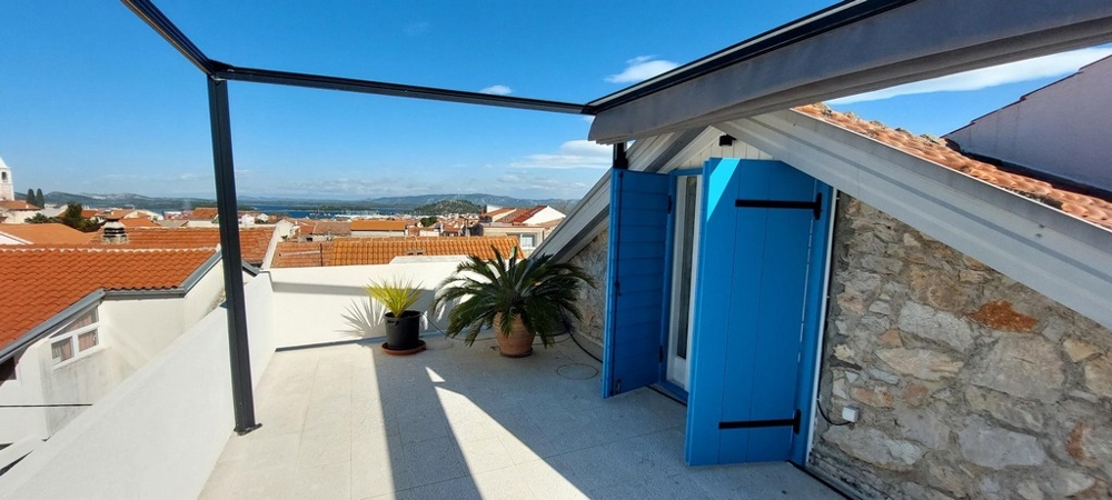 Toit-terrasse avec vue mer à Murter, maison à vendre Croatie