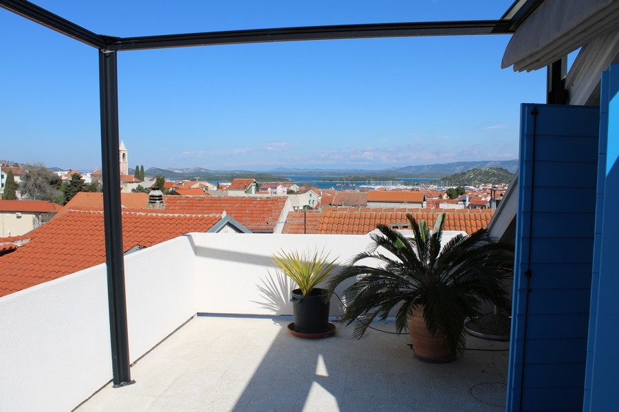 Vue sur la mer depuis une maison en pierre à Murter, biens immobiliers Croatie