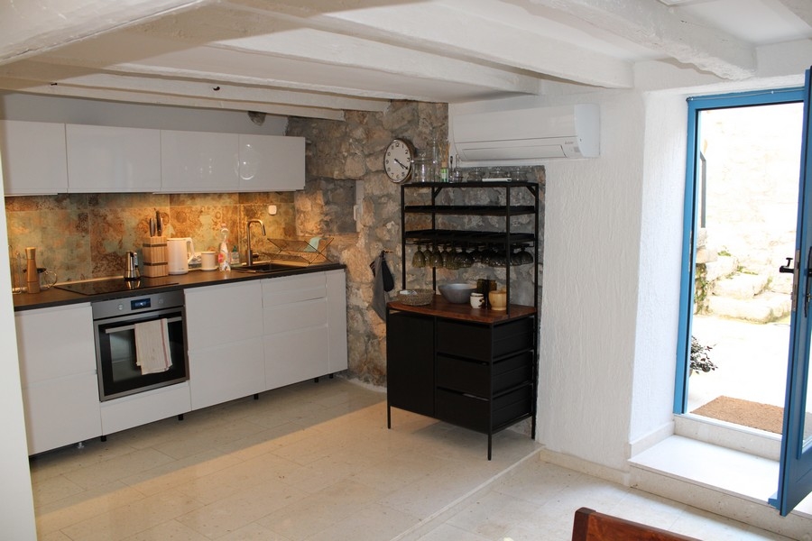 Cuisine modernisée dans une maison en pierre traditionnelle, Murter, biens immobiliers Croatie