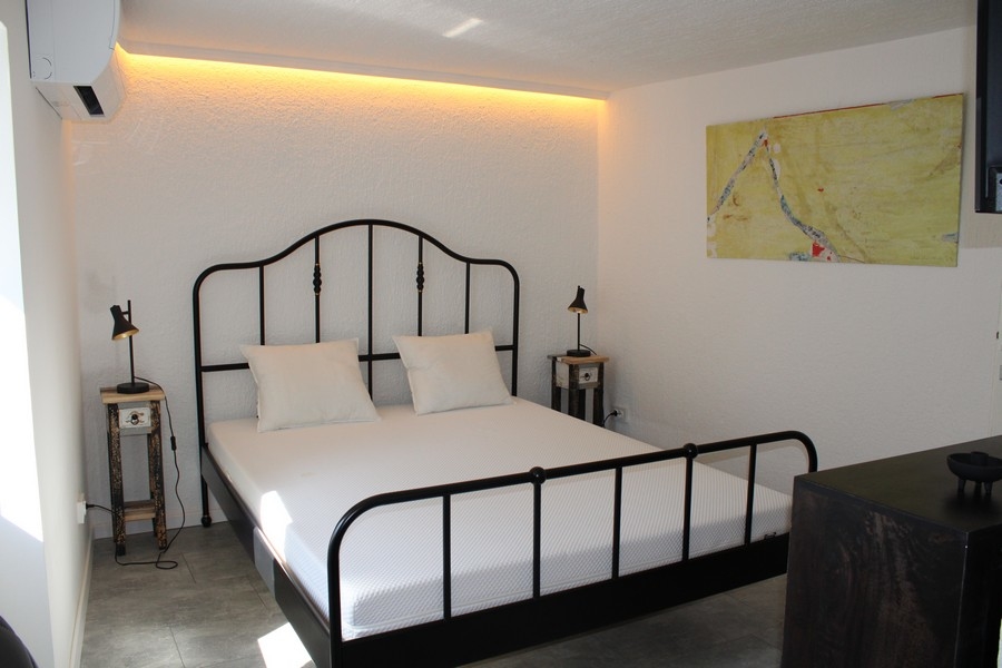 Chambre dans la maison en pierre rénovée, Murter, achat de maison en Croatie
