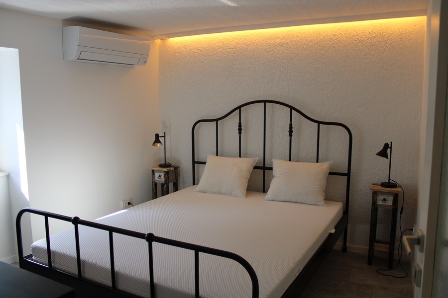 Chambre agréable avec lit double, maison en pierre à Murter