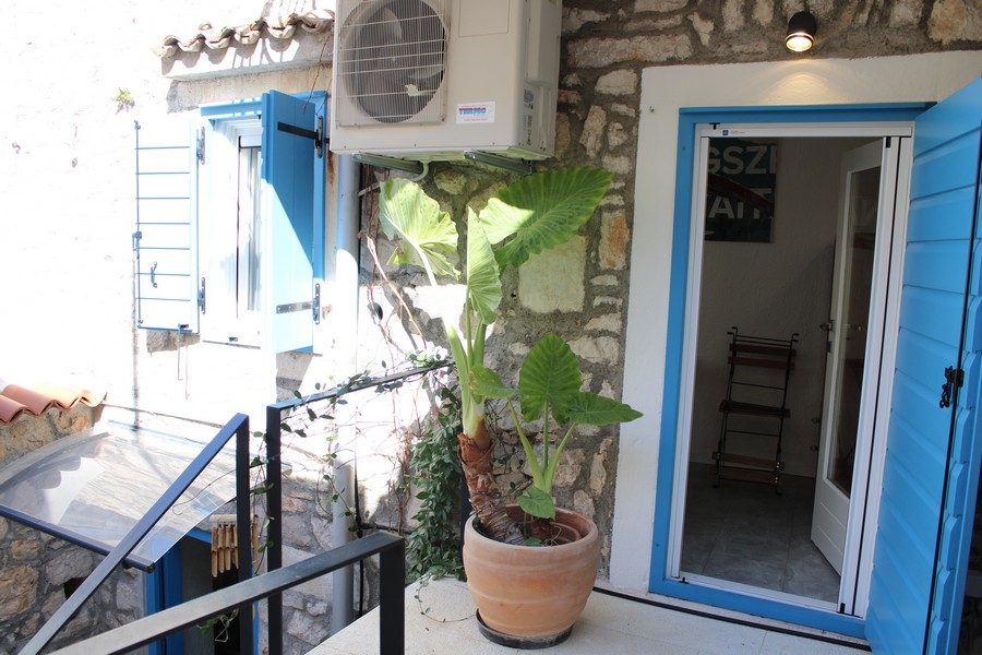 Entrée de la maison en pierre avec portes bleues - bien H2957 Croatie.