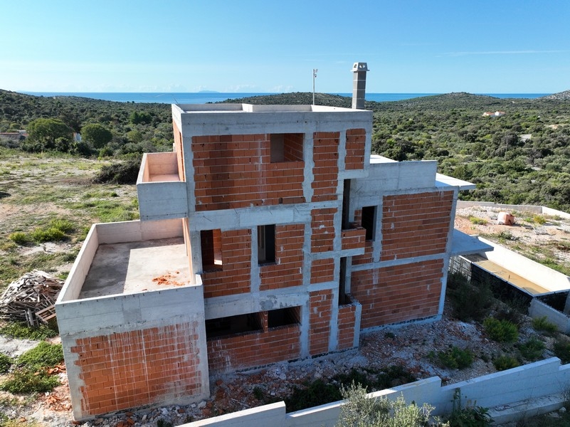 Façade d'une villa moderne avec vue mer en Croatie, espace piscine au crépuscule