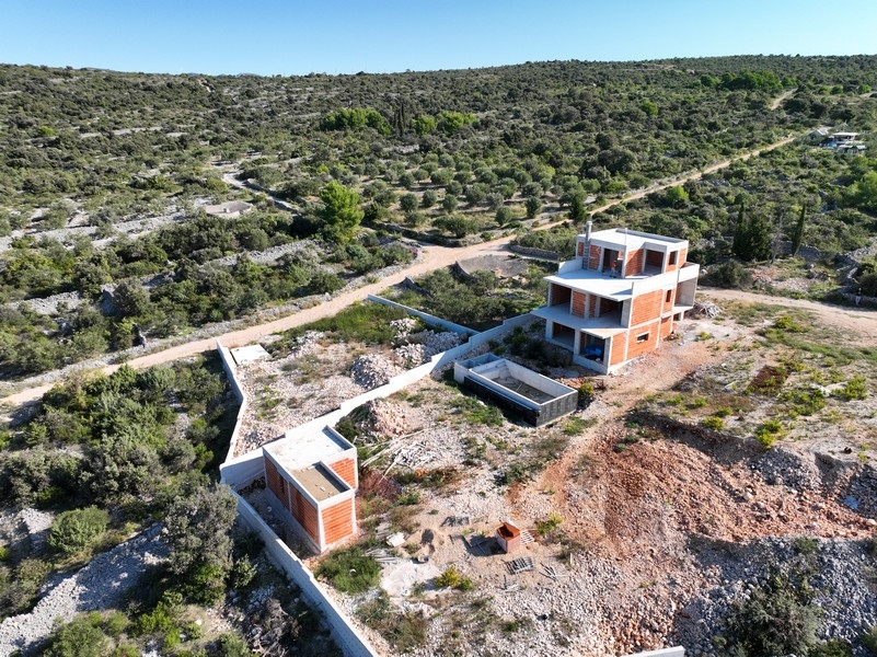 Vue latérale d'une villa à deux étages avec vue mer en Croatie au crépuscule