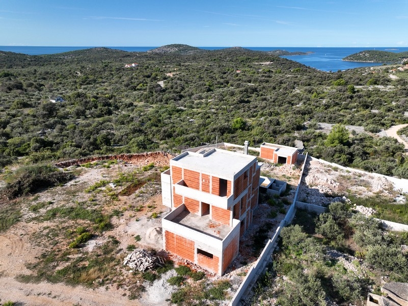 Vue aérienne de la villa en gros œuvre sur la côte