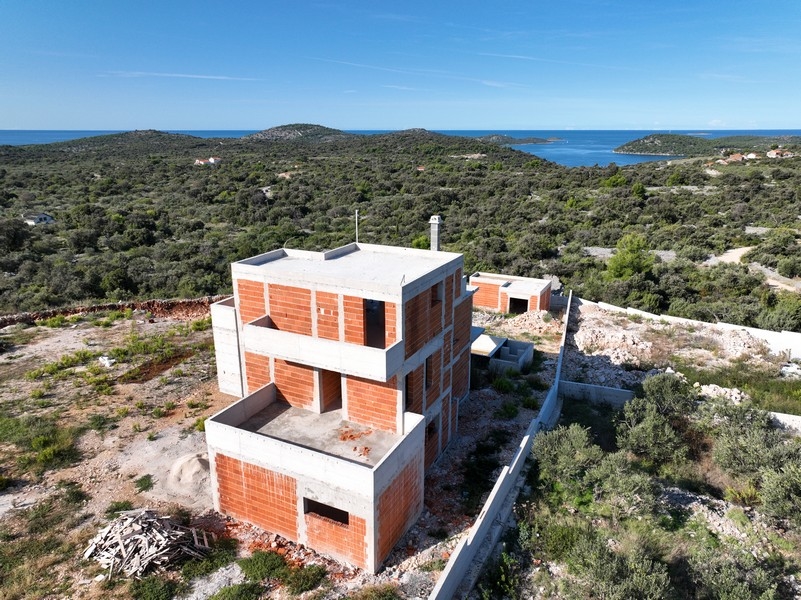 Cuisine au design moderne avec îlot dans une villa avec vue mer en Croatie, lumière du jour