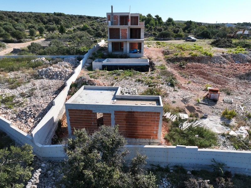Coin repas élégant dans une villa moderne en Croatie avec vue sur le jardin