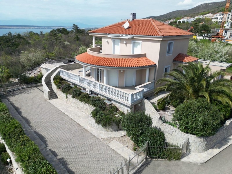 Vue extérieure d'un immeuble collectif croate avec toit rouge et balcon, entouré d'espaces verts