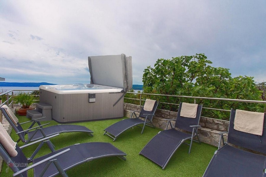 Toit-terrasse avec jacuzzi et chaises longues, bien en Croatie avec vue sur la mer
