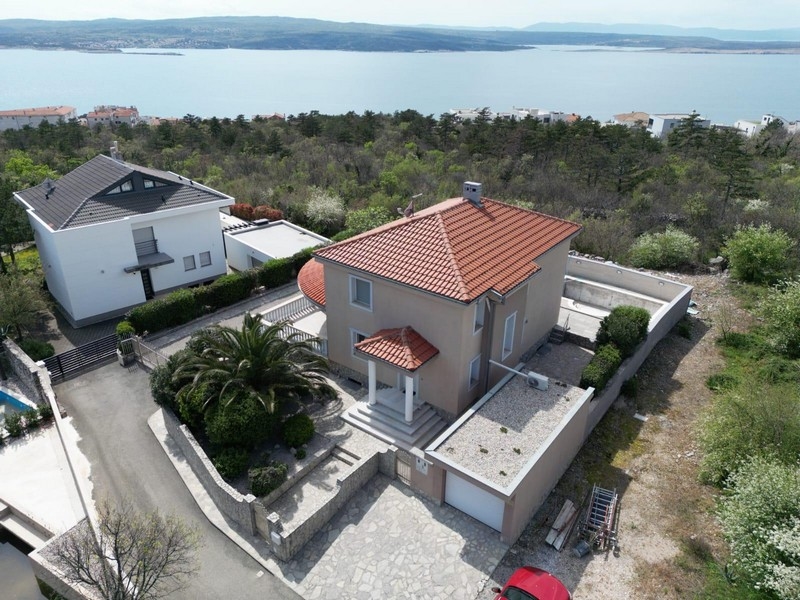 Vue par drone d'un immeuble collectif en Croatie, isolé, avec vue sur la mer et le paysage