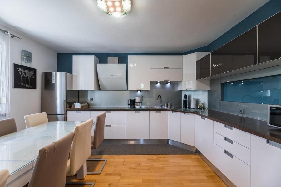 Cuisine moderne d'un immeuble collectif en Croatie avec coin repas intégré
