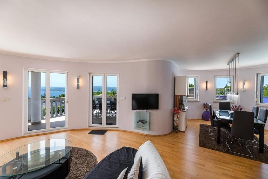 Séjour d'un immeuble collectif en Croatie avec disposition ouverte et accès à la terrasse avec vue mer