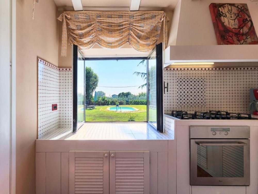 Fenêtre de cuisine avec vue sur la piscine et le jardin, un atout des biens immobiliers en Croatie