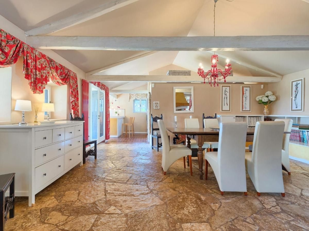 Spacieux salon avec meubles élégants et art, un aperçu du mode de vie des biens immobiliers en Croatie