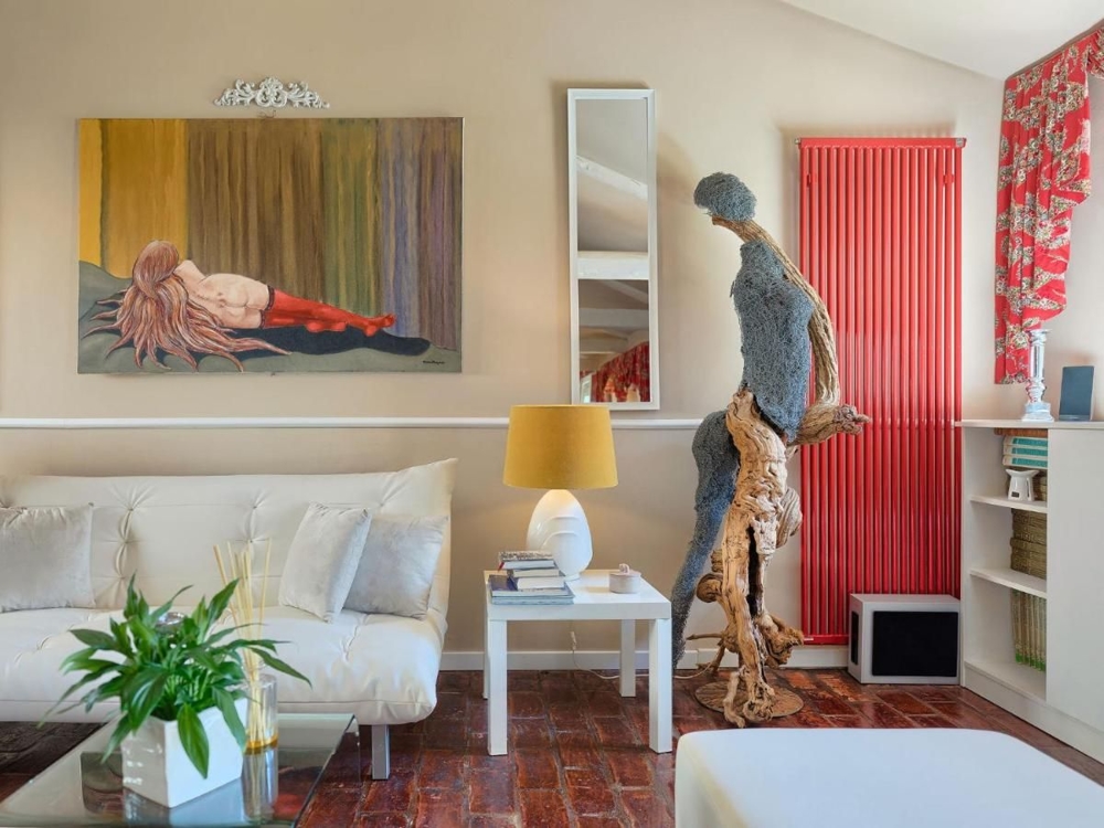 Salon lumineux et décoré avec art, qui reflète l'esthétique des biens immobiliers en Croatie