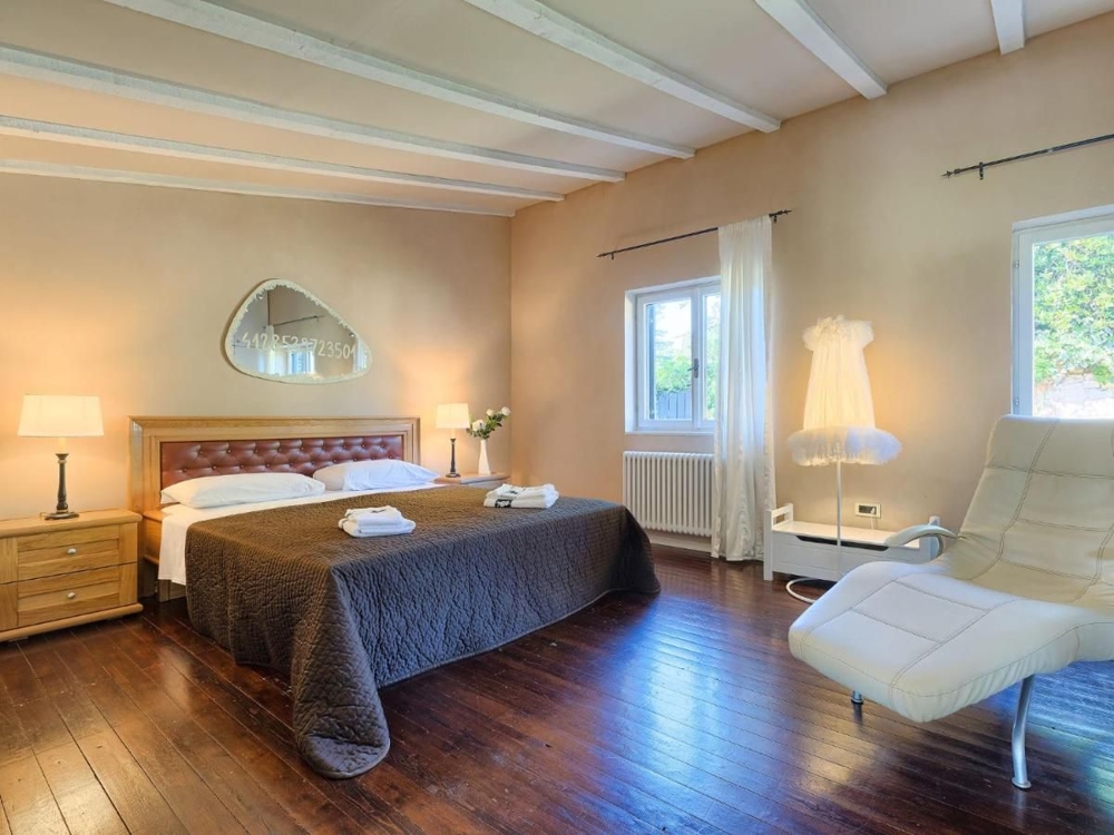 Grande chambre avec parquet et confort moderne, un aspect des biens immobiliers de luxe en Croatie