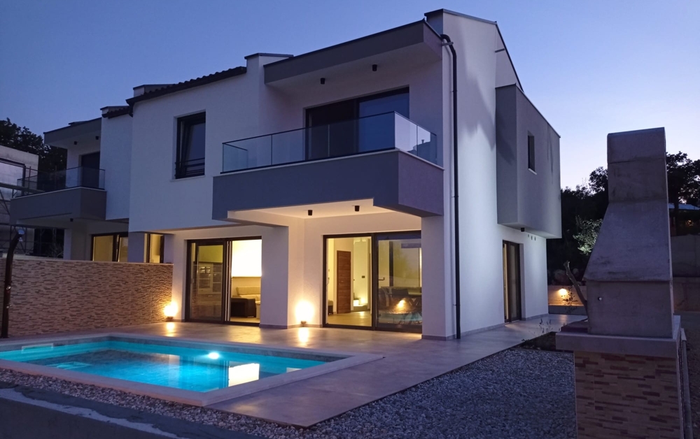 La façade éclairée d'un bien moderne en Croatie montre l'architecture et l'entrée.