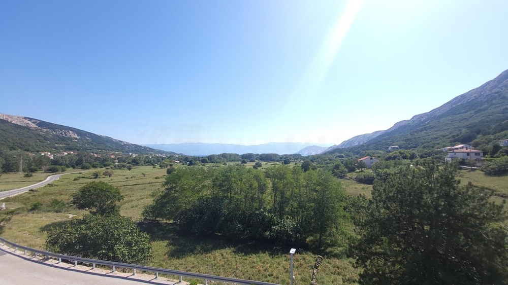 Maison d'appartements avec piscine à Baska, île de Krk, vue sur la vallée jusqu'à la mer