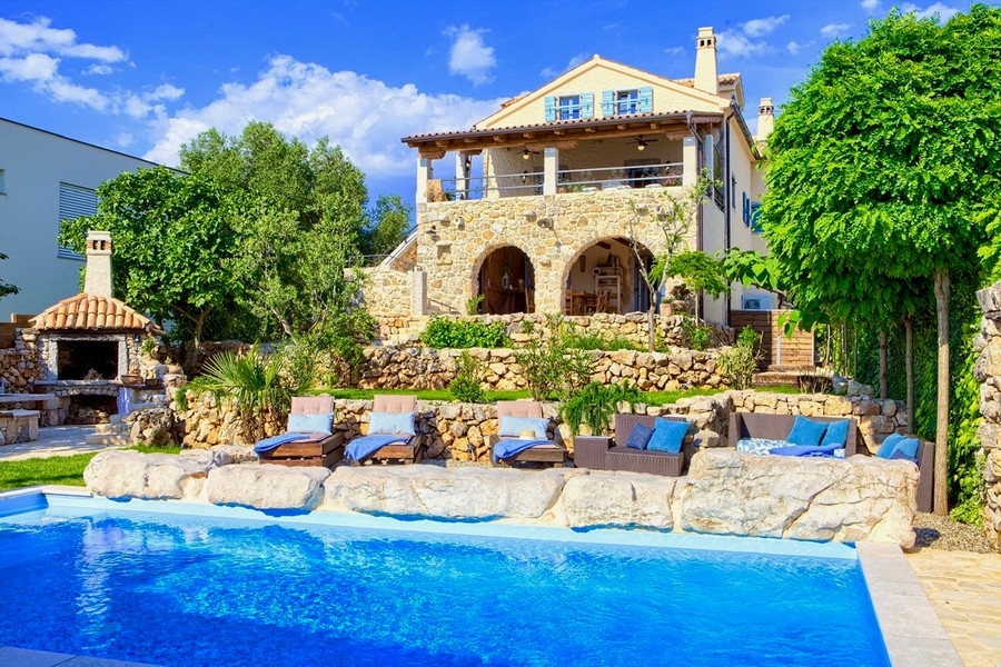 Piscine extérieure avec marches intégrées, flanquée de murs en pierre naturelle, bien sur l'île de Krk.