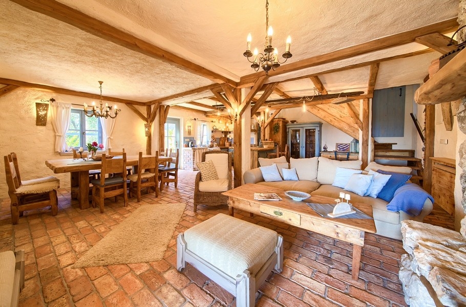 Intérieur rustique avec salon et coin repas combinés, partie de l'intérieur du bien sur l'île de Krk.