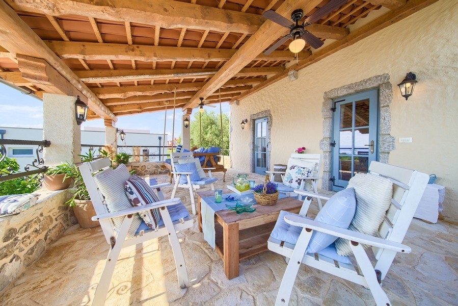 Terrasse accueillante avec mobilier rustique en bois et sol pavé, caractéristique du bien sur l'île de Krk.