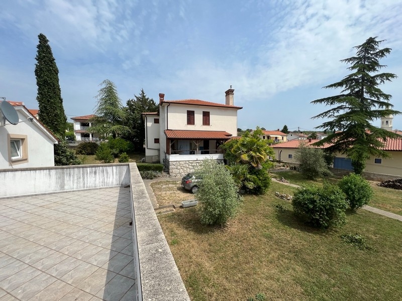 Deuxième maison avec loggia et grand terrain engazonné
