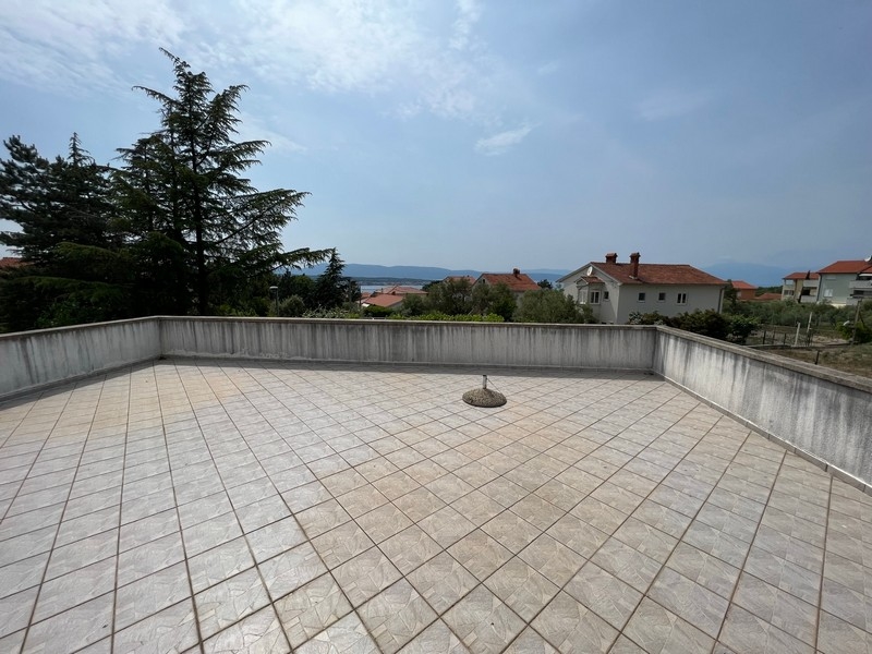 Grande terrasse vide avec vue sur la mer, partie d'un bien sur l'île de Krk.