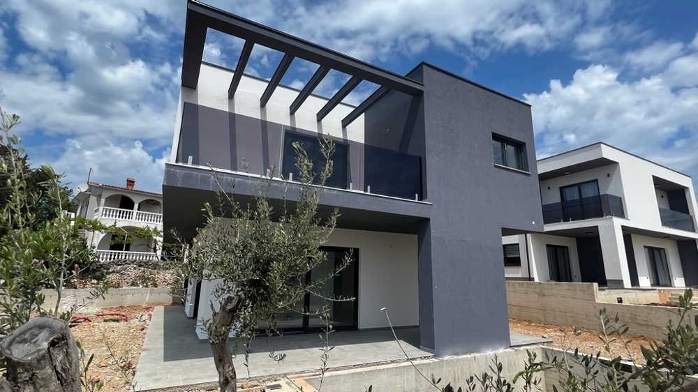 Biens immobiliers Croatie, ville de Krk, villa à vendre île de Krk - villa moderne à la façade grise et aux grandes fenêtres