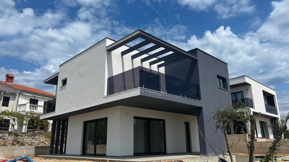 Biens immobiliers Croatie, ville de Krk, villa à vendre île de Krk - vue d'une villa moderne avec balcon et pergola