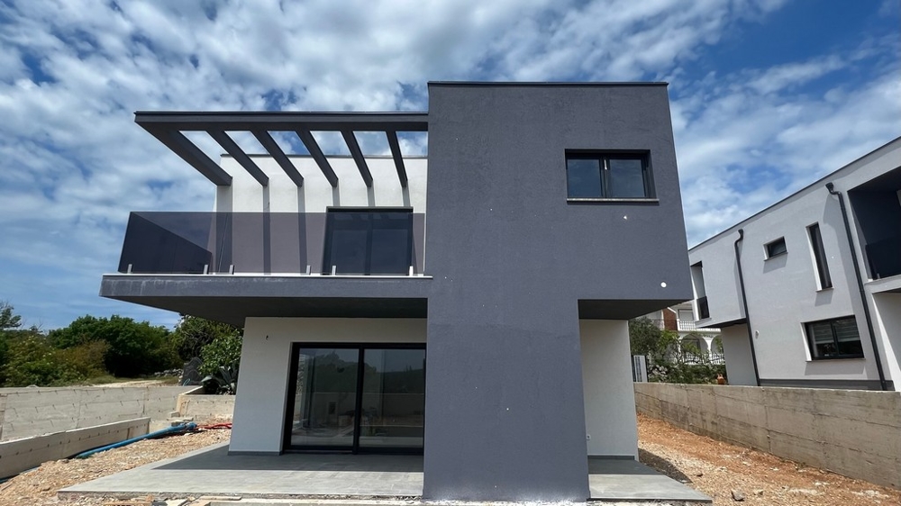 Biens immobiliers Croatie, ville de Krk, villa à vendre île de Krk - façade d'une villa moderne au design minimaliste