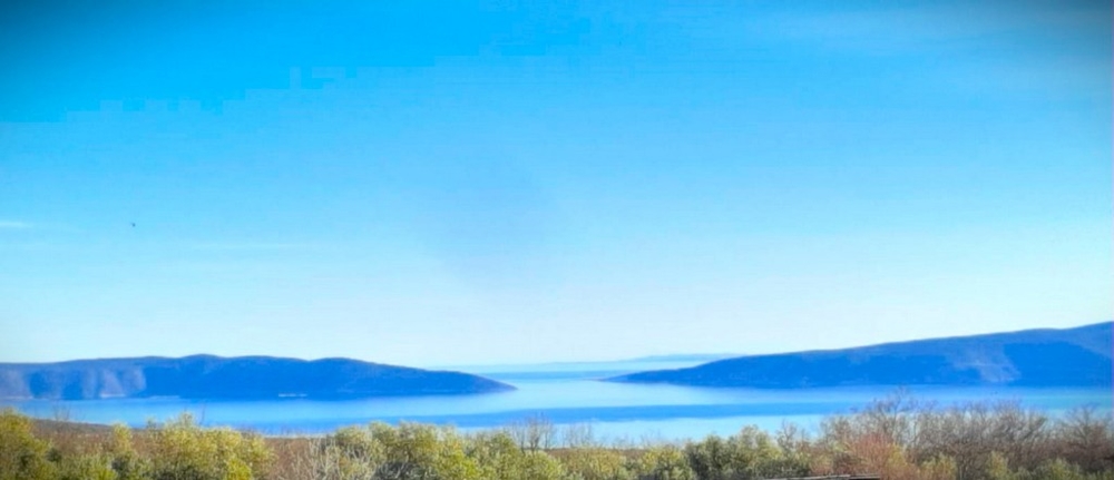 Vue panoramique sur la mer depuis une villa méditerranéenne sur l'île de Krk