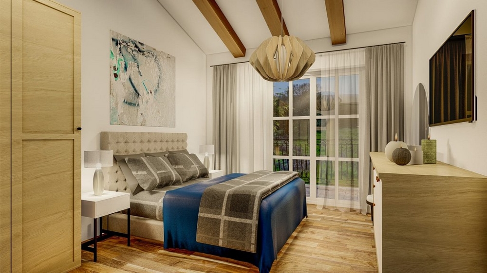Chambre avec grand lit double, couverture rayée bleue et grise, parquet et grandes fenêtres donnant sur un environnement rural.