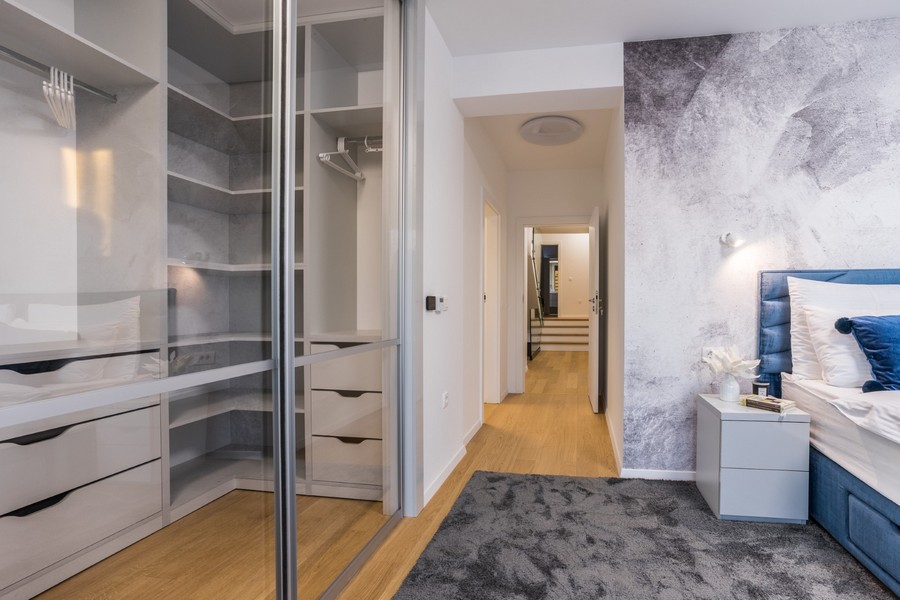 Dressing dans la chambre principale de ce bien luxueux en Croatie.