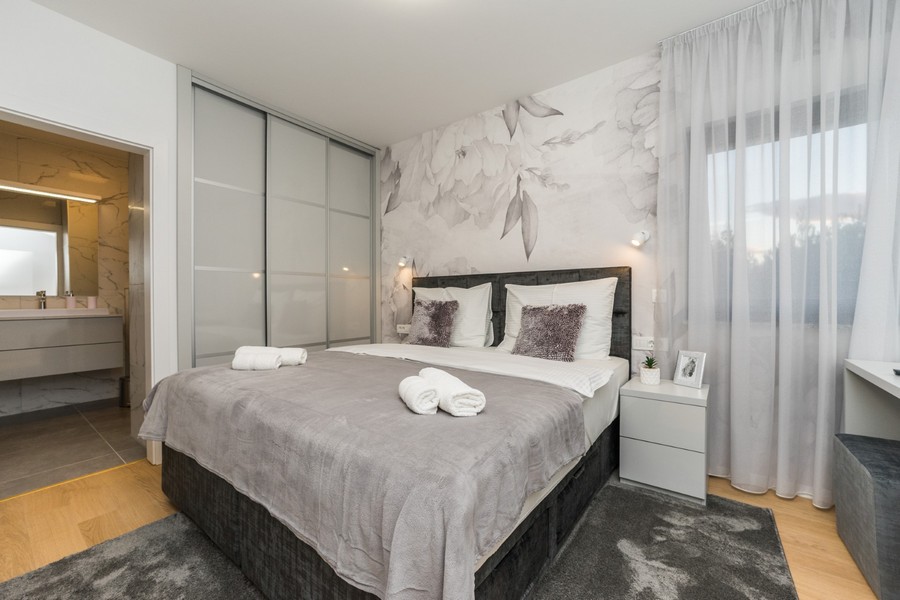 Chambre décorée avec goût et salle de bains privative dans un bien de premier ordre en Croatie.