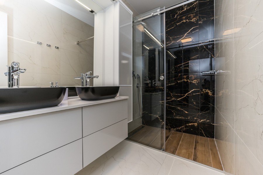 Salle de bains moderne avec double lavabo et spacieuse douche dans ce beau bien en Croatie.