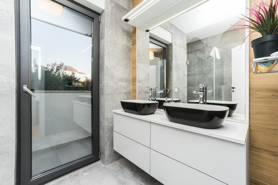 Élégante salle de bains avec accès à un balcon privé, qui rehausse l'attrait de ce bien en Croatie.