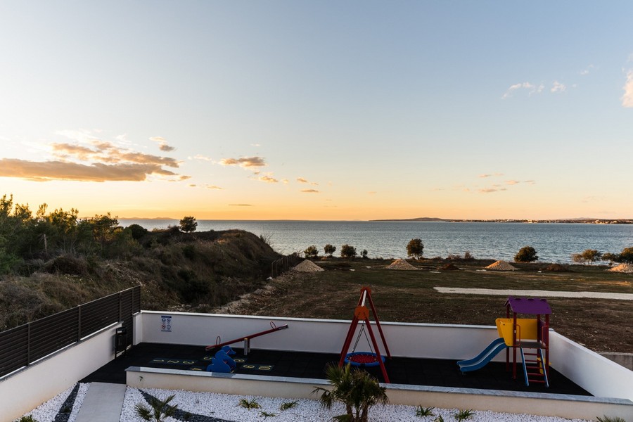 Vue mer saisissante depuis le jardin d'un beau bien en Croatie avec aire de jeux pour enfants.