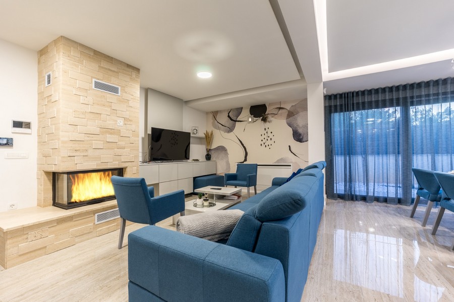 Salon spacieux au design moderne, offrant confort et luxe dans ce bien exquis en Croatie.