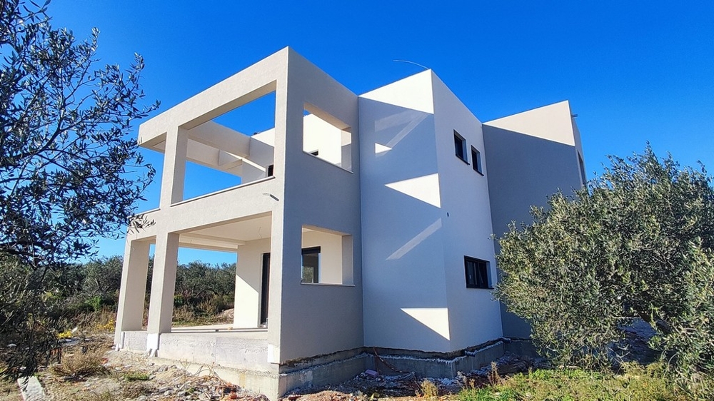 Biens immobiliers en Croatie, villa moderne à Vodice avec piscine et terrasse, entourée d'arbres
