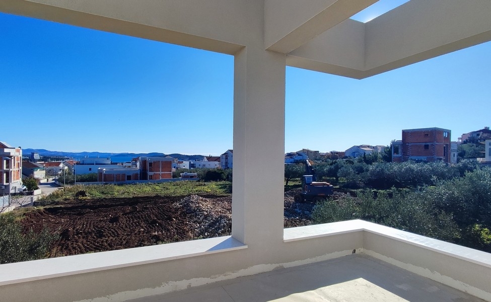 Villa avec vue mer en Dalmatie, Vodice, villa moderne avec piscine et chaises longues