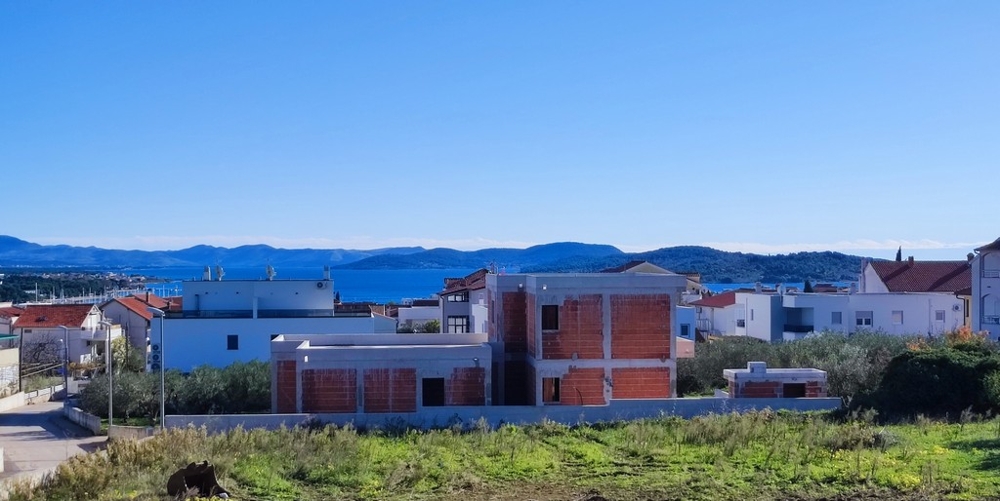 Villa en Croatie, vue arrière de la villa moderne à Vodice avec jardin entretenu