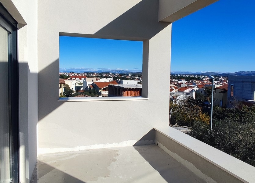 Villa avec piscine en Dalmatie, villa moderne à Vodice avec grande terrasse et arbres