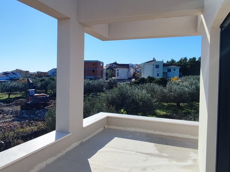 Biens immobiliers en Croatie, Vodice, vue avant de la villa moderne avec stationnement