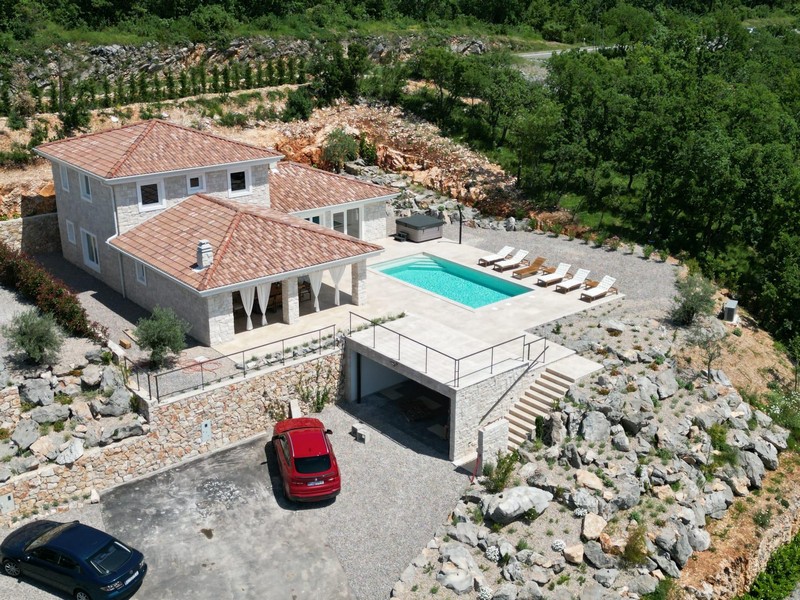 Vue aérienne de la maison en pierre avec piscine et garage dans le karst