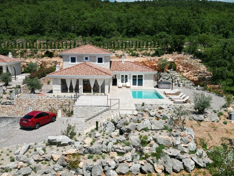 Villa neuve avec piscine et vue mer à vendre en Croatie.