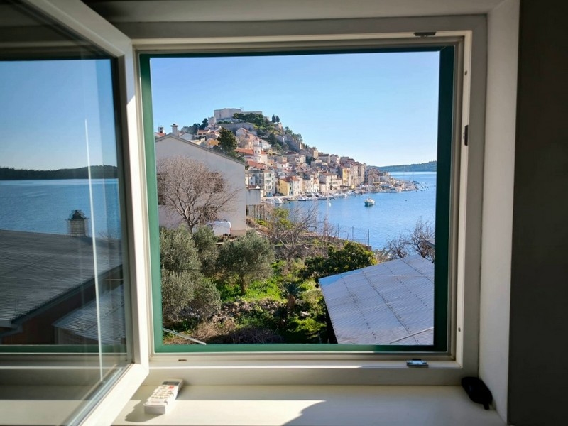 Vue mer et vue sur la vieille ville de Sibenik - bien H3012 en Croatie.