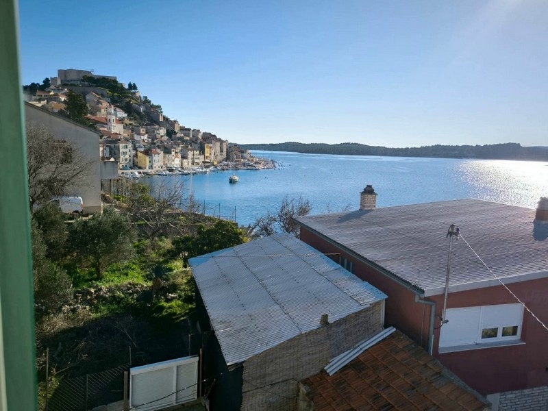 Vue sur le port pittoresque en Croatie, occasion idéale d'acheter une maison en Croatie avec une vue époustouflante.