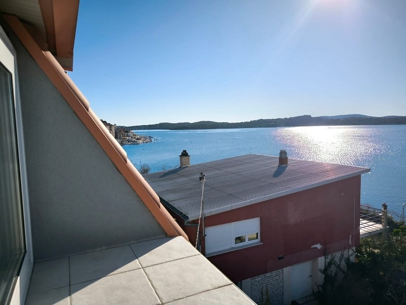 Balcon avec vue mer, un lieu de rêve pour tous ceux qui cherchent à acheter une maison en Croatie pour profiter de la beauté de la côte.