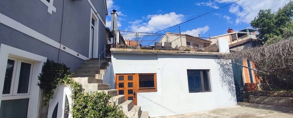 Spacieux jardin à l'arrière d'une maison en Croatie, idéal pour les familles qui envisagent d'acheter une maison en Croatie.
